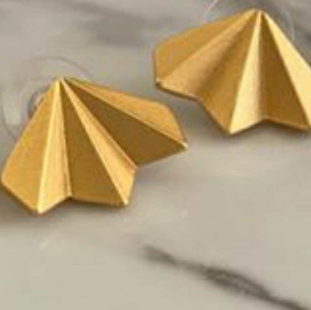 Gold matte earings.